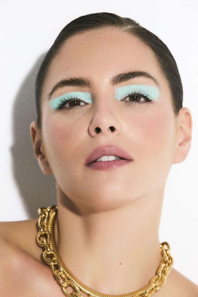 La mirada en verde verano de Andrea se consigue con Diorshow On Stage Liner 301 Shimmer Mint; el rubor de las mejillas, con el colorete Rosy Glow 006 Berry y la intensidad natural de los labios con el bálsamo labial Lip Glow Butter en el tono 105 Lychee, todo de Dior Beauty. En el cuello lleva collar tubogas XL y cadena, ambos de plata 925 bañados en oro amarillo de 18 quilates de Aristocrazy.